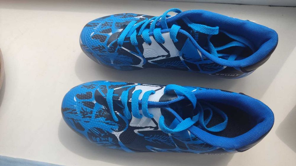 Продам бутсы новые. 36 размер