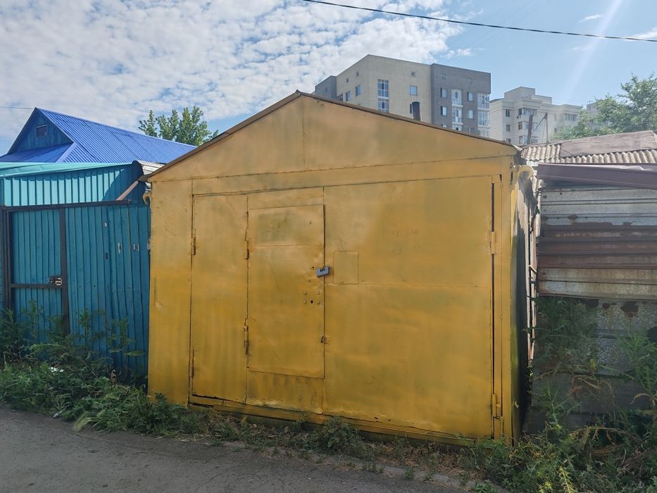 Гараж 18кв м 220свет.сухой полки. Есть