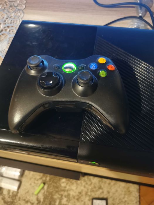 Xbox 360 s с три джойстика и игри