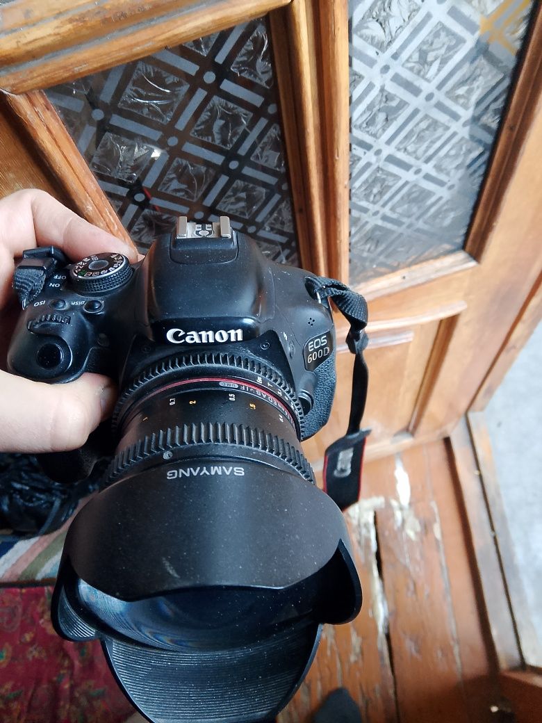 Canon 600d  объектив камераси билан батерекаси йок