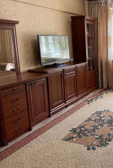 Гостиная мебель. Стенка и диван.