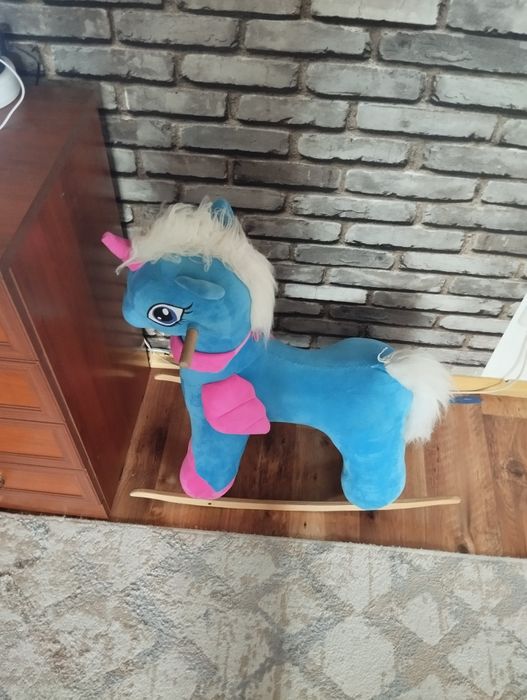 Лошадь игрушечная и велосипед детский