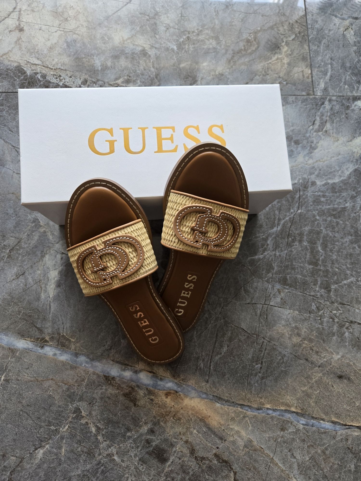 Чисто нови Чехли на Guess