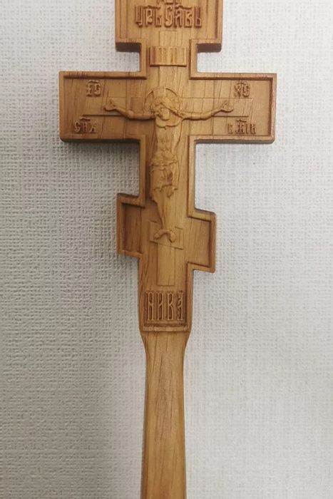 Cruce lemn sculptata