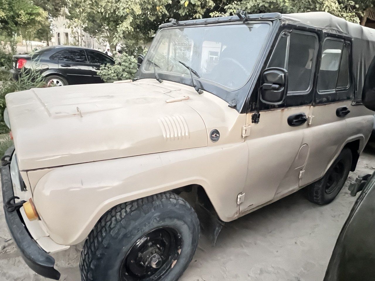 Uaz moshina sotiladi