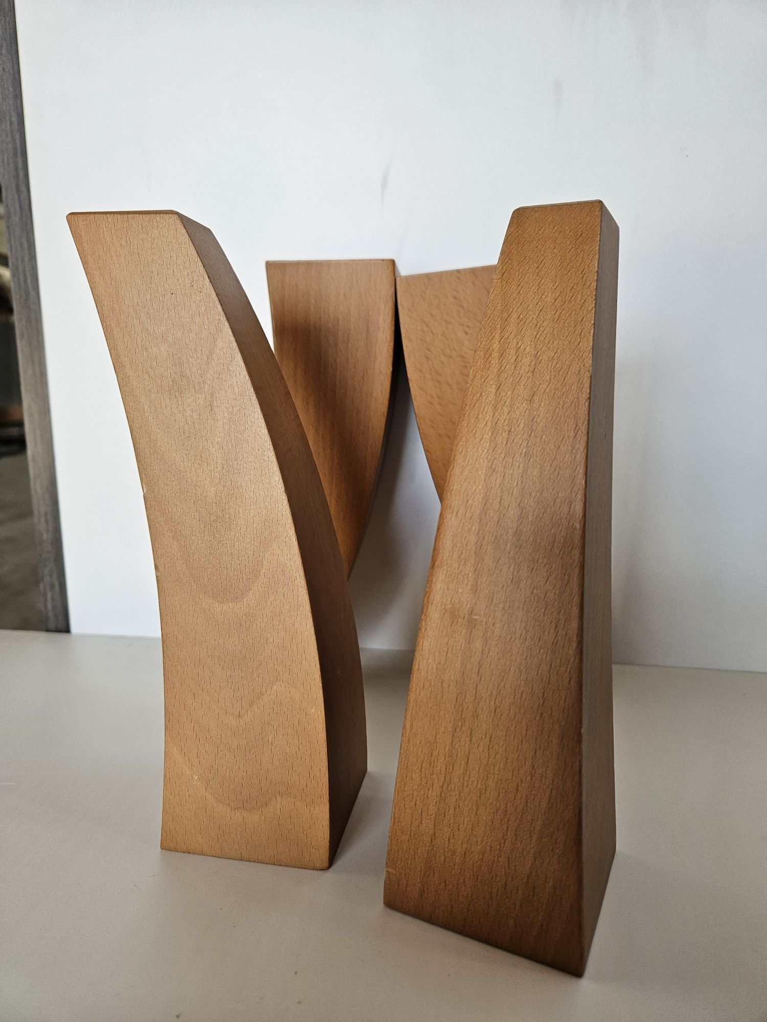 Picioare mobilier din lemn si plastic