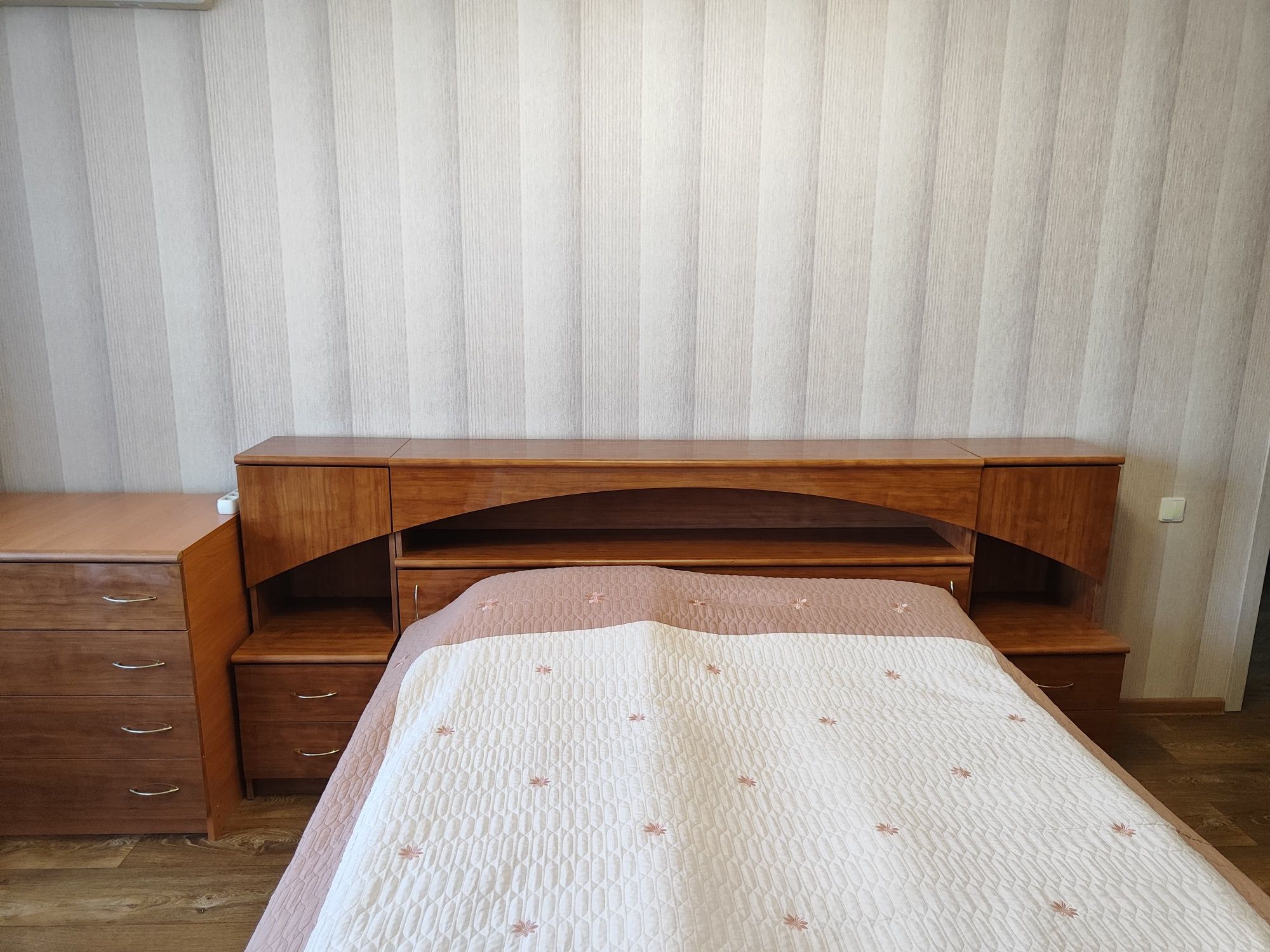 Продаем кровать без матраса-только корпус с ортопедическим основанием