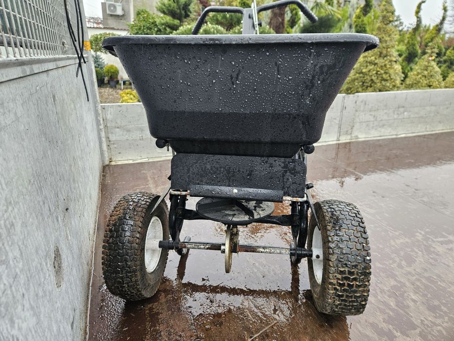 Masina imprastiat ingrasaminte gazon