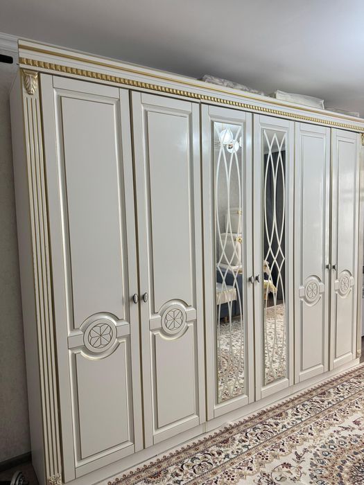 Распашной шкаф с зеркалом