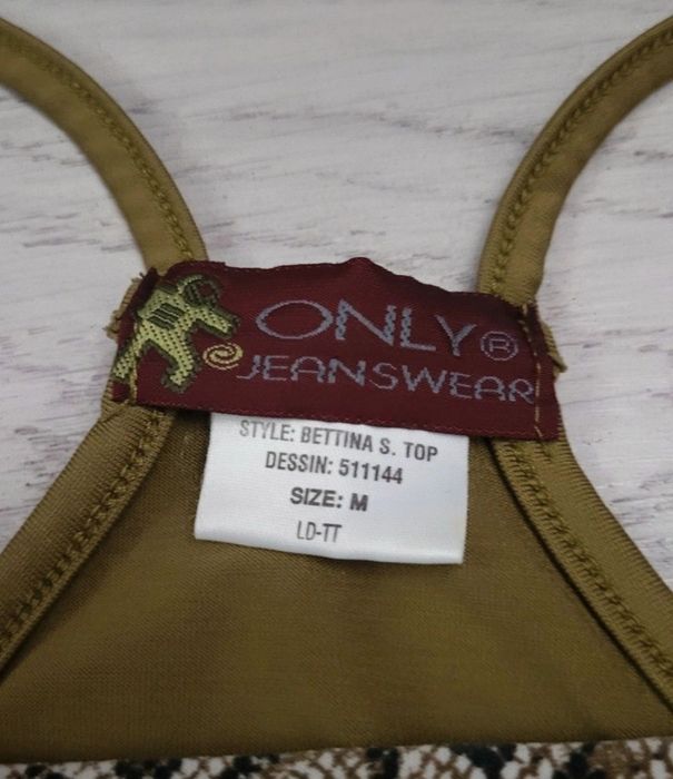 Top cu print de sarpe