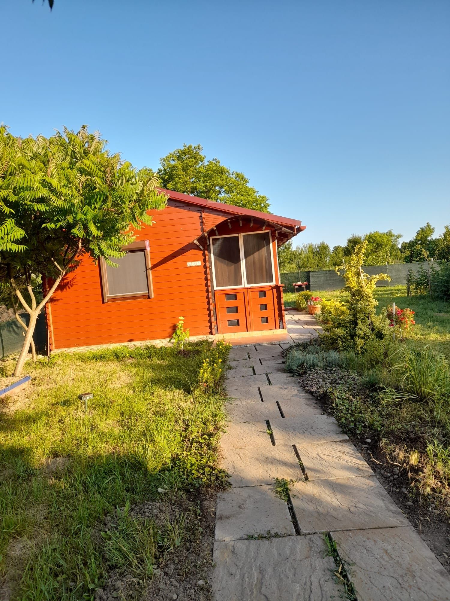 Vand locatie de vacanta (teren+casuta si anexe)