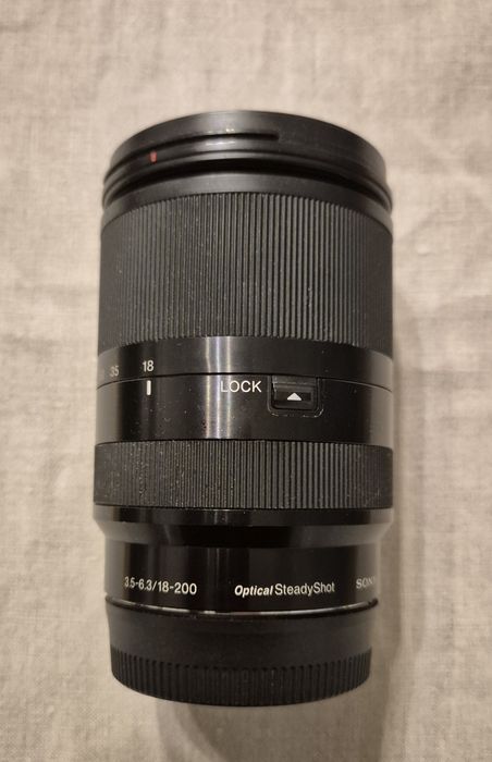 Обектив Sony 3.5-6.3f/18-200mm OSS със сенник + UV филтър