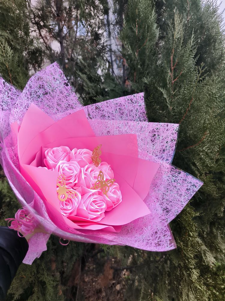 Букети от сатенени рози
