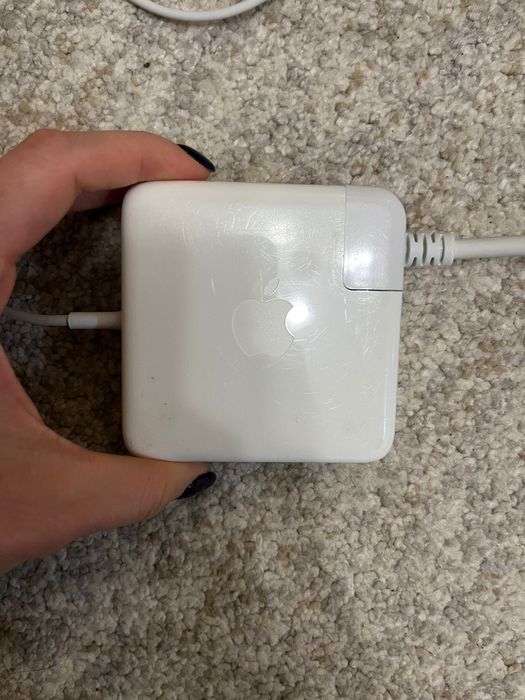 Зарядното устройство е Apple MagSafe 2