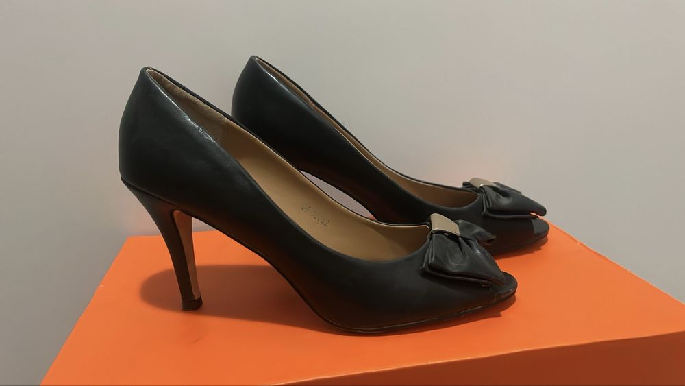 Черни кожени обувки с ток