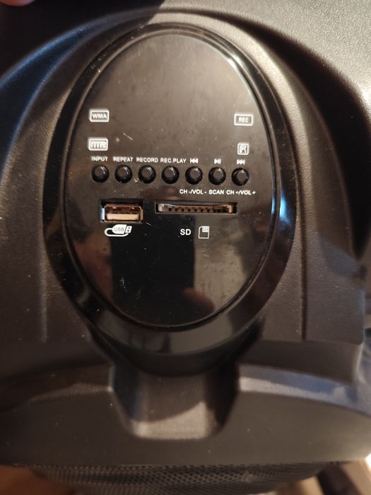 Vând boxa portabila Akai 50w