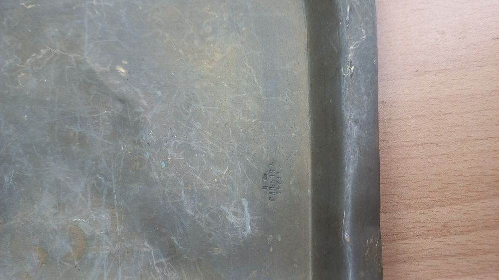 Много стар поднос с маркировка с Ъ