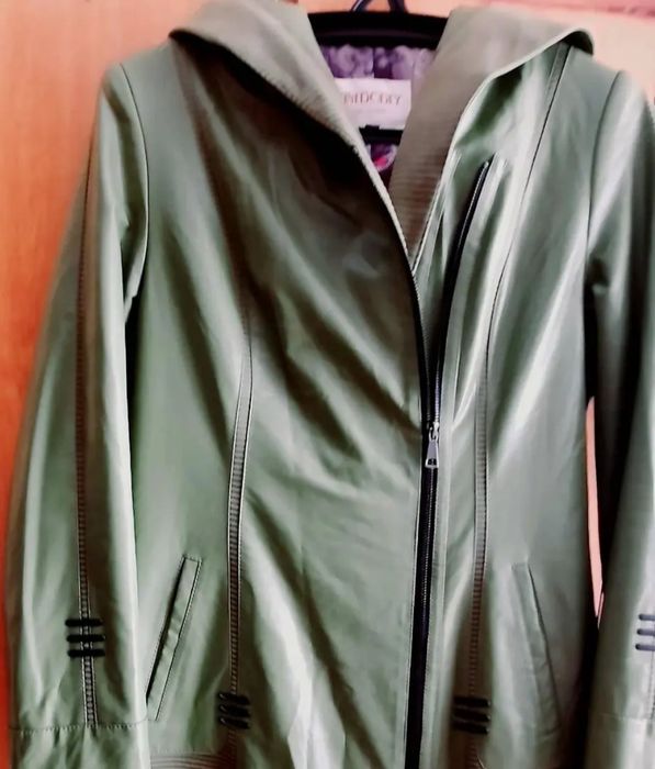 Мода и стиль.Женская одежда.Кожаный плащ.с капором.Италия.