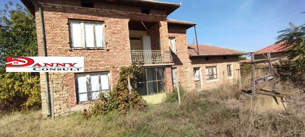 Двуетажна къща с двор и кладенец в с. Иванча