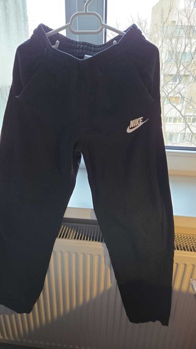 Pantaloni Nike mar.XL, bleumarin, in stare foarte buna, pentru baieti.