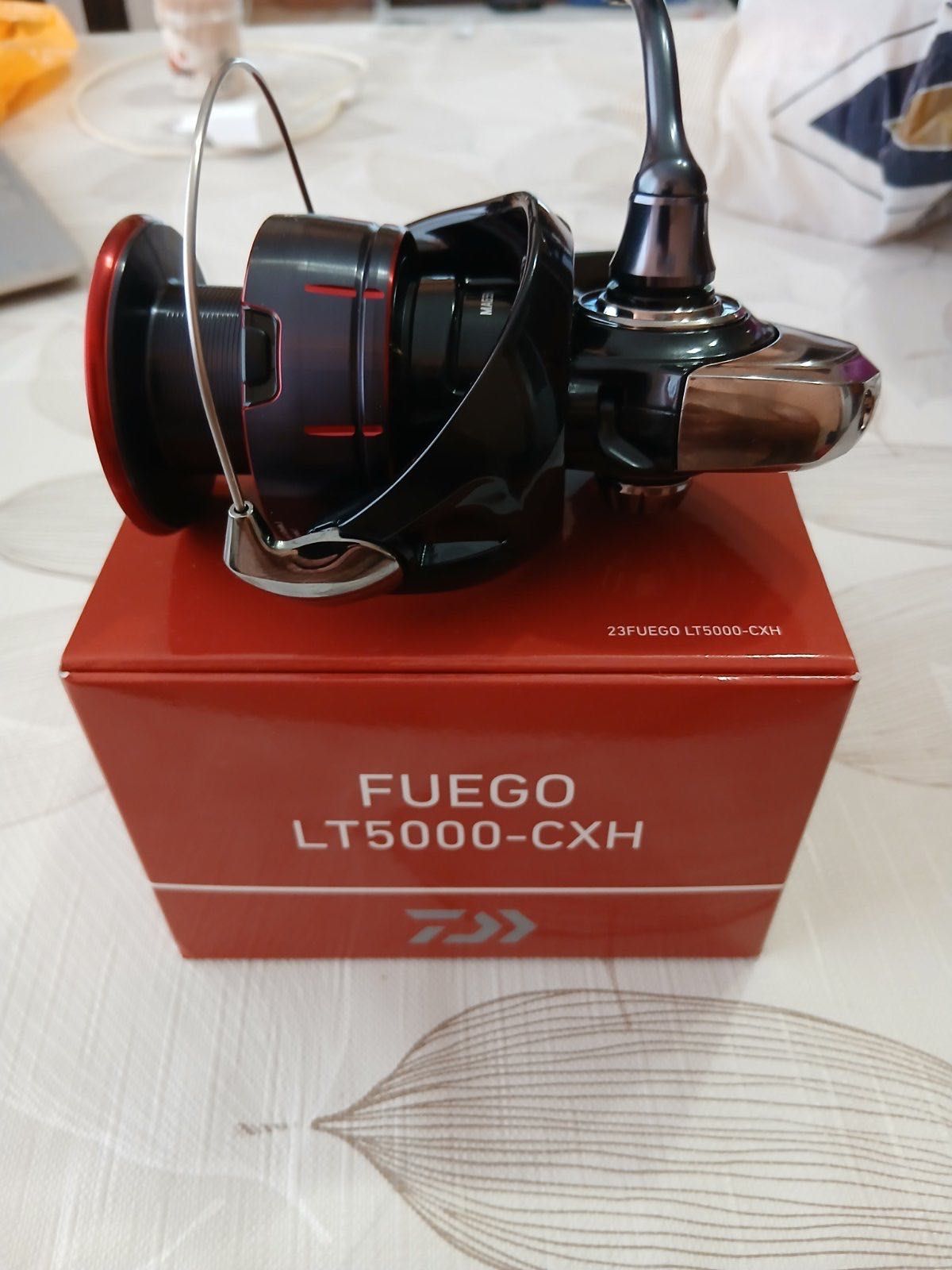Макарата е чисто нова Daiwa Fuego LT5000 CXH