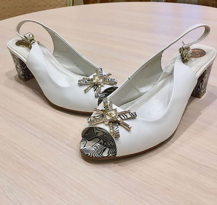 Красивые вечерние босоножки