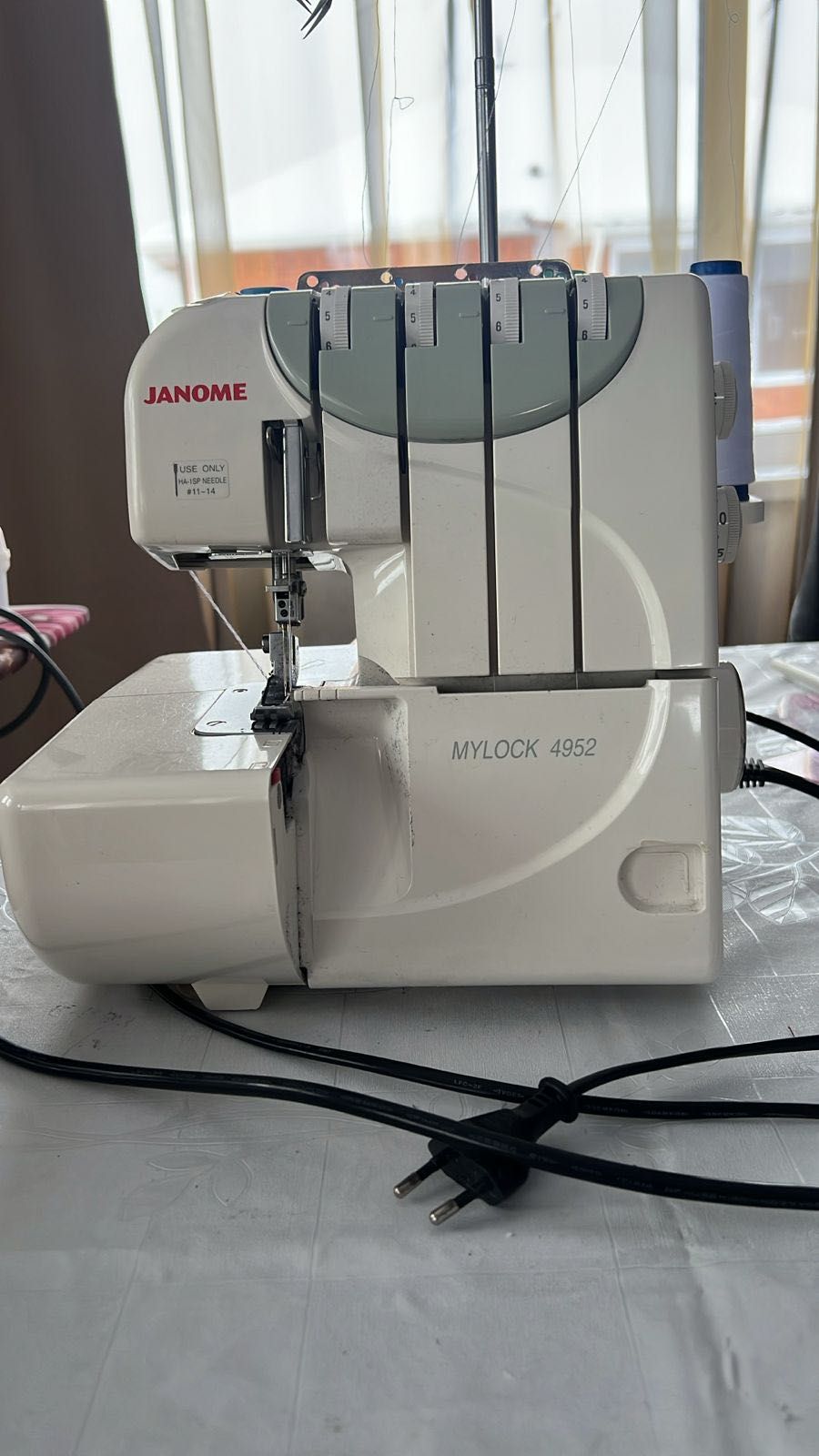 Продам Оверлог Janome 4-х ниточный