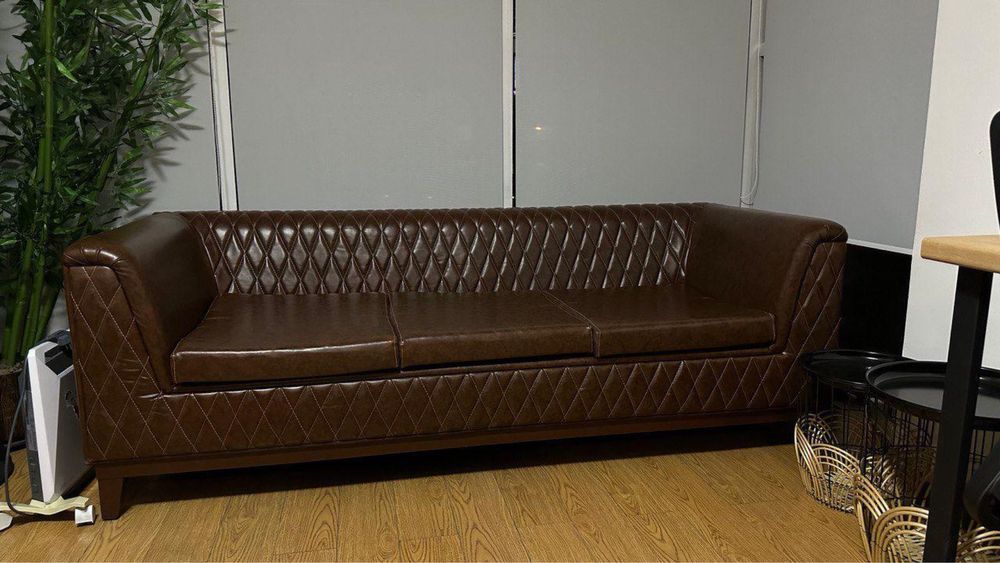 Диван кожанный в идеальном состоянии