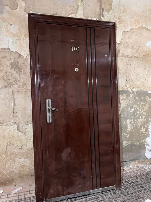 Простая б/у входная дверь