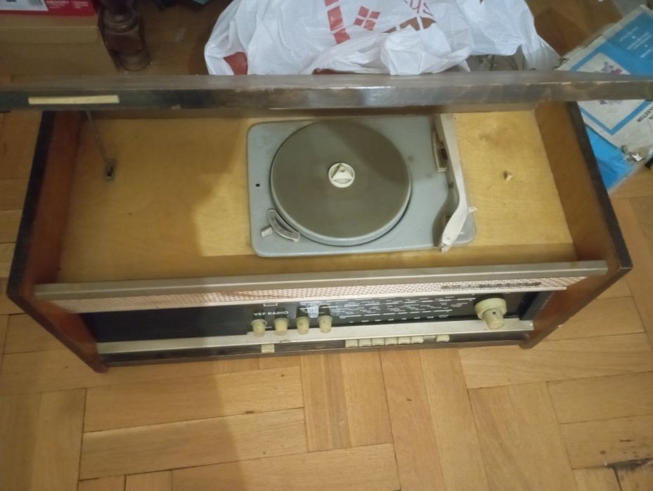 Ретро веф радио руско с вграден грамофон на 100 год.