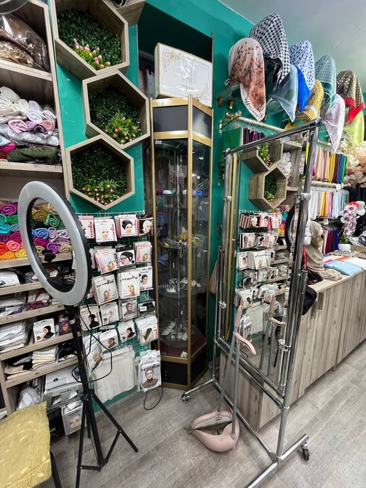 Айланадиган витрина одна срочно сотилади