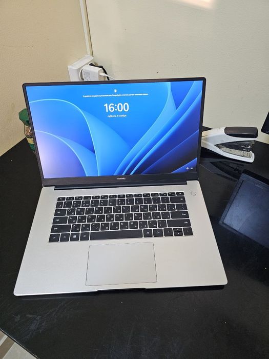 Huawei MateBook d15 noutbuk sotiladi srochni