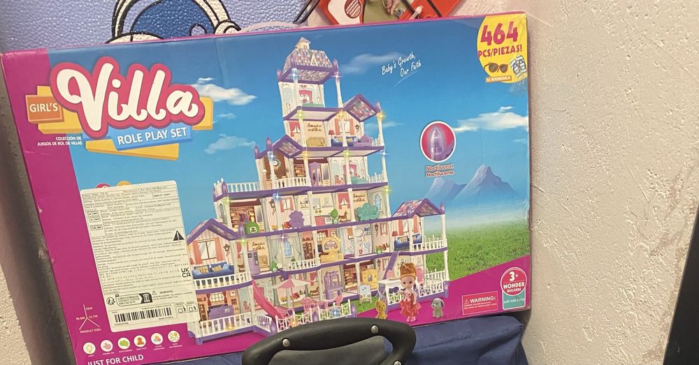 Къща за кукли ползаван малко .