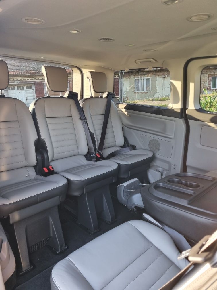 Inchiriez Ford Turneo Custom