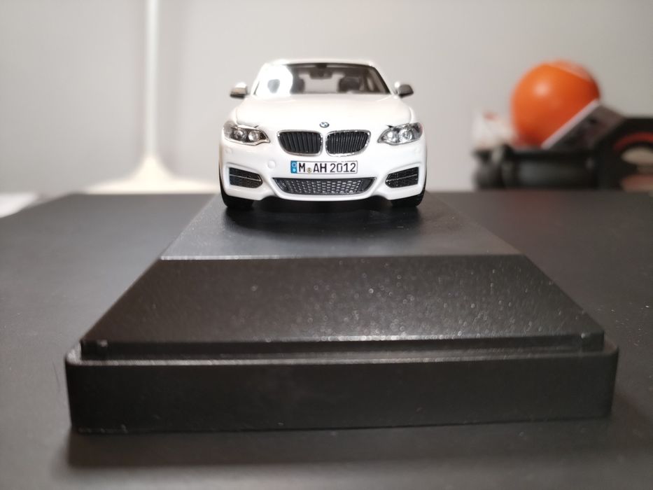 Vand macheta originala BMW 2 coupe alb F22 scara 1 43 Minichamps