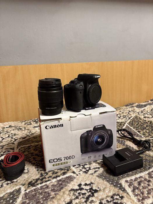 Aparat foto Canon 700D, obiectiv 18-55mm , blitz TT685C