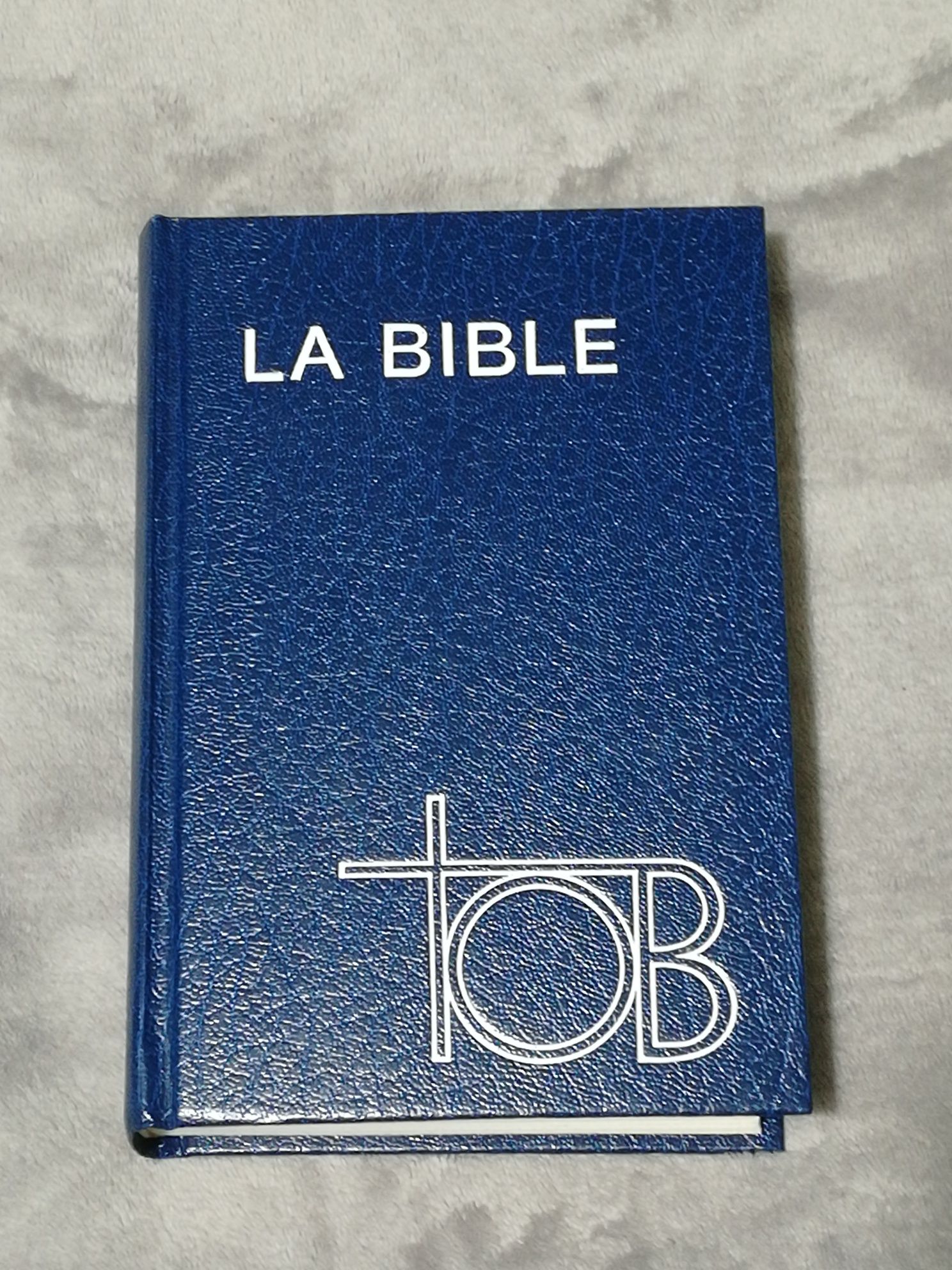 Vând carte Biblia in limba franceza