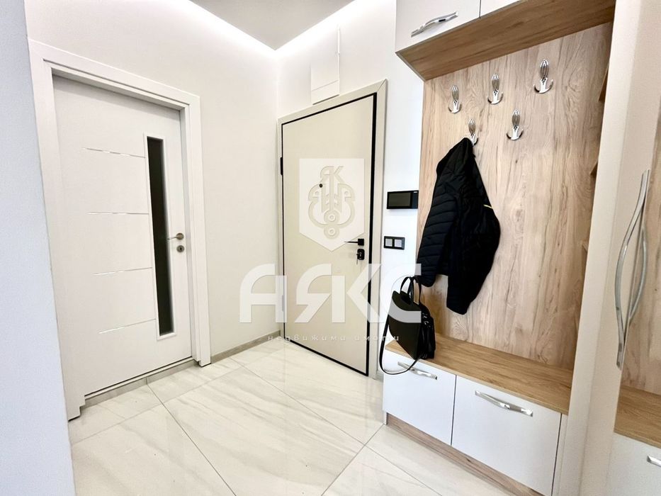 Тристаен обзаведен апартамент в кв. Кръстова вада