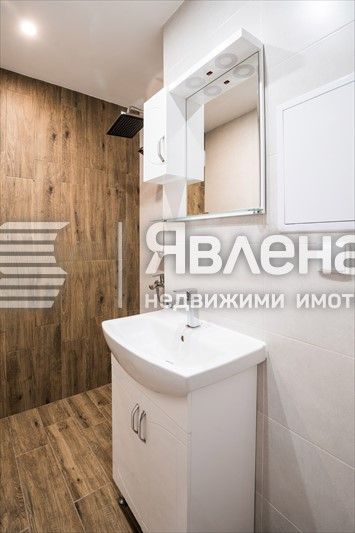 Продава 3-стаен апартамент