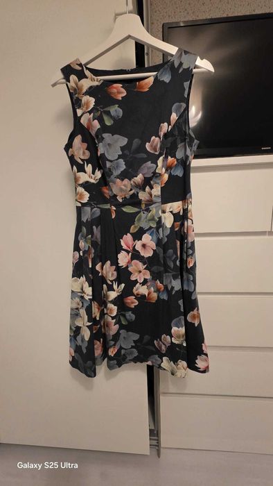 Vand rochii purtate o singură dată