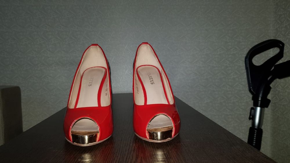 Женские шикарные туфли.