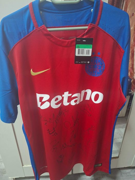Tricou FCSB cu semnaturile jucatorilor