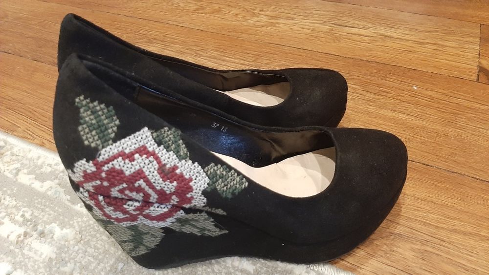 Продам женские туфли