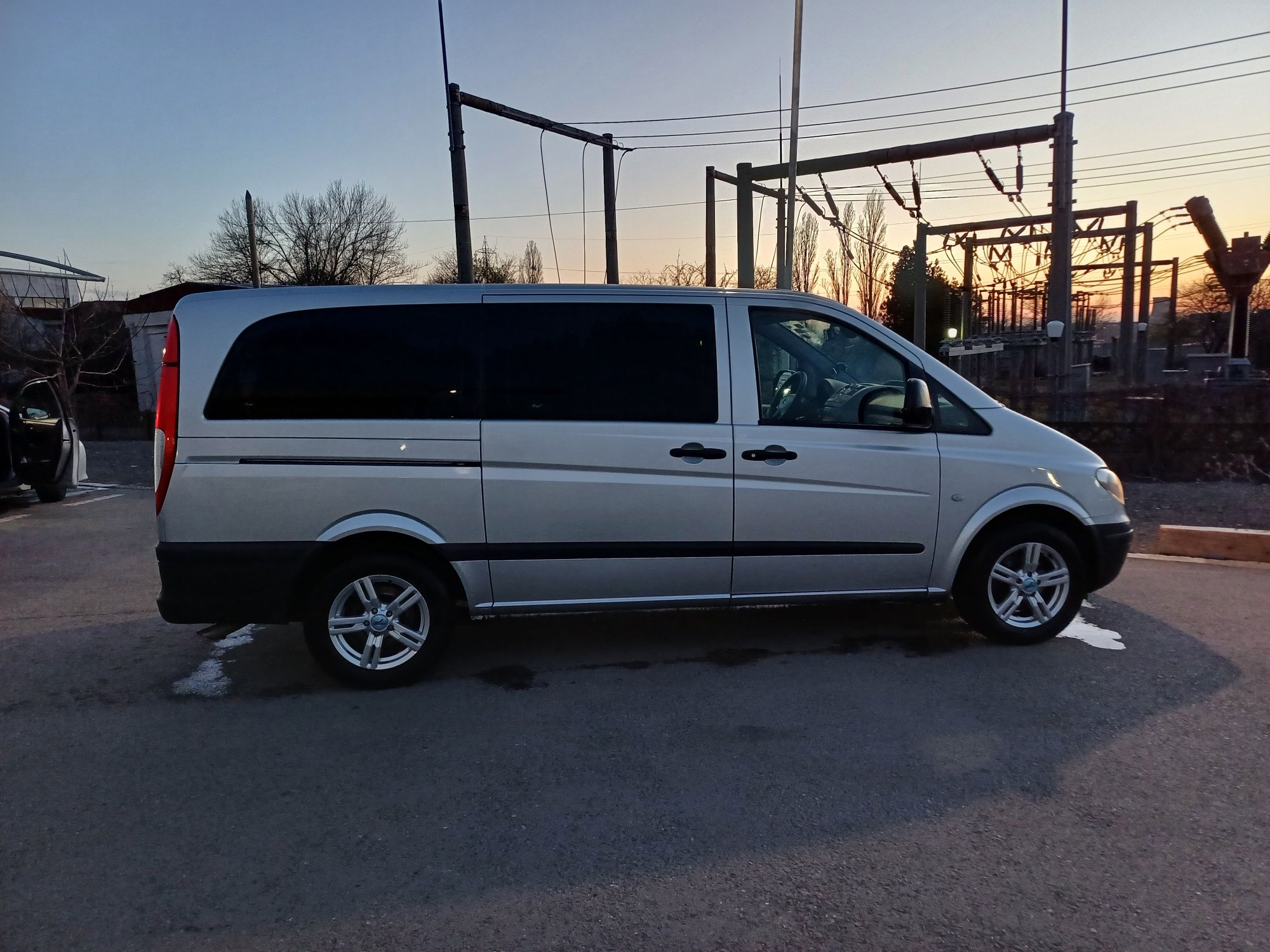 Mercedes Vito 111 , 8+1 locuri , modelul lung , an 2010.