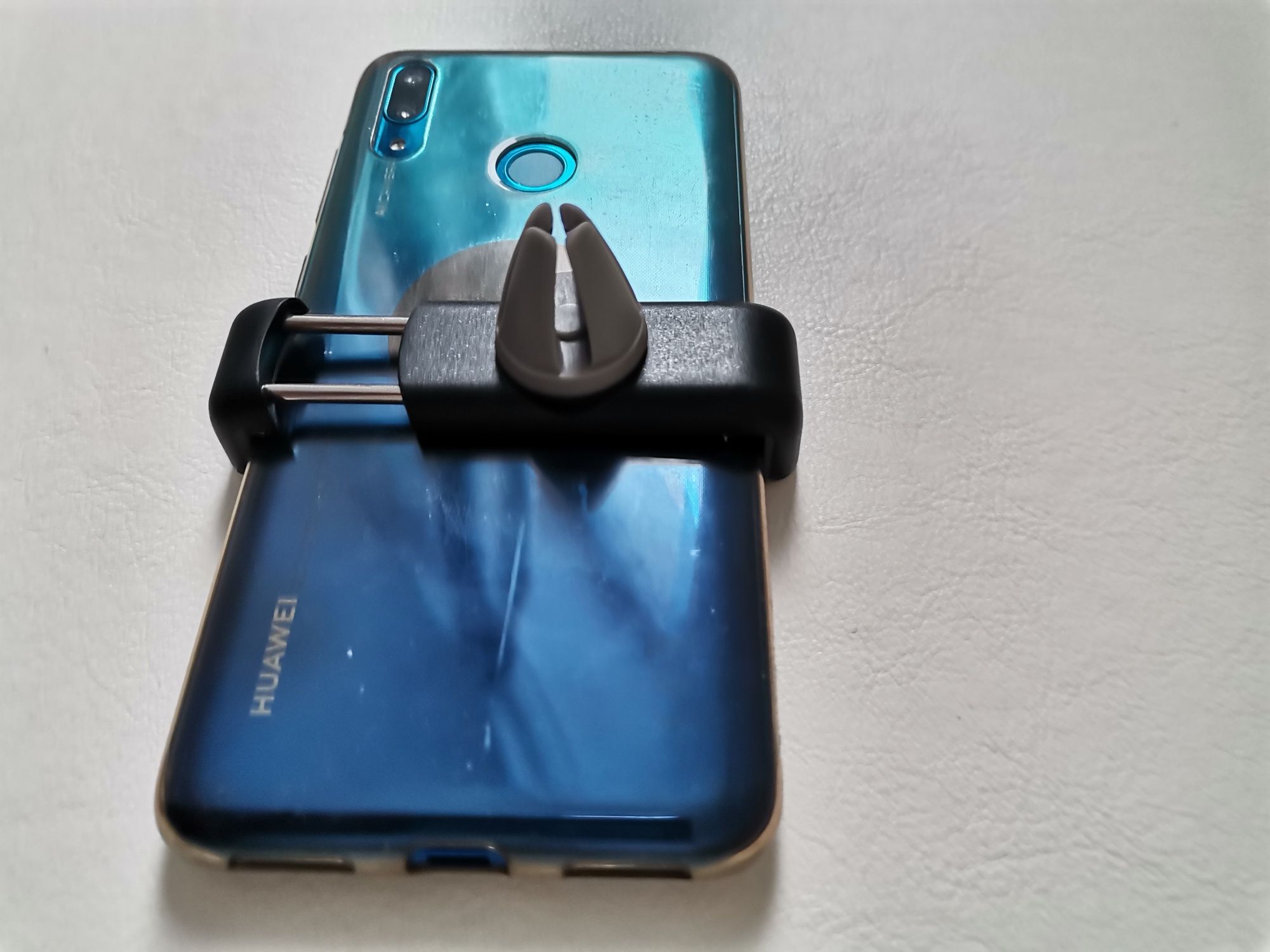 Vand suport auto pentru telefon cu prindere la grila, nou nouț.