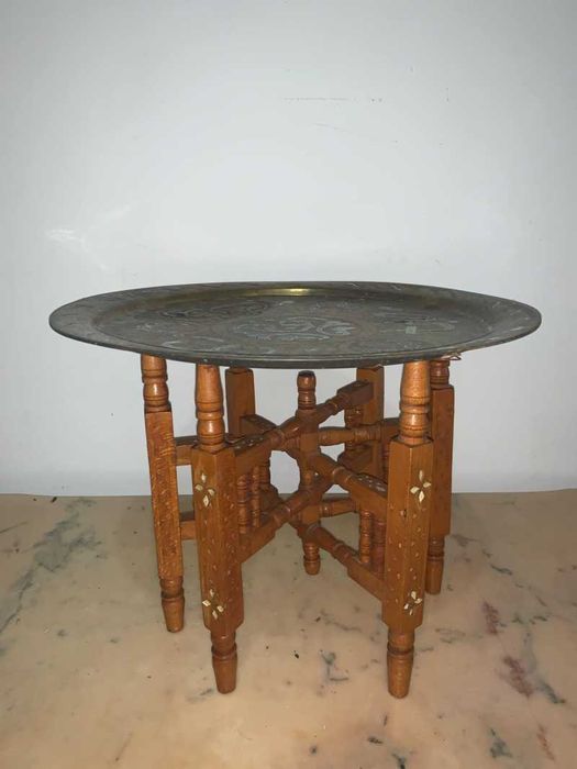 Masuta arabeasca cu blat alama gravata asezata pe suport de lemn