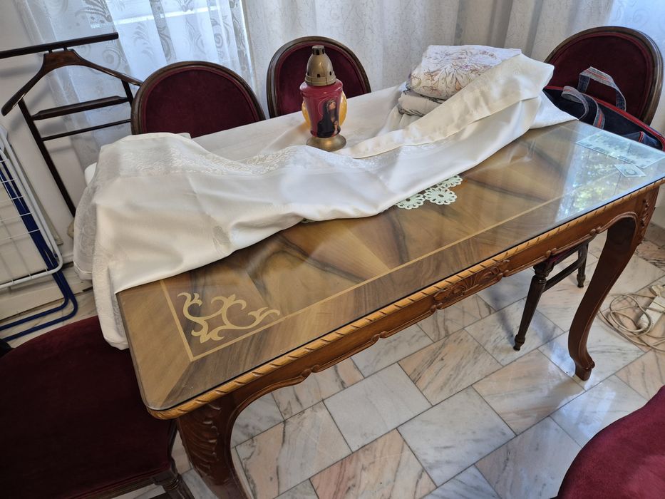 Mobilier lemn masiv vintage – vitrine, comodă, masă și fotolii