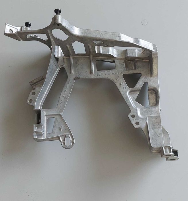 W205, Рамка десен фар