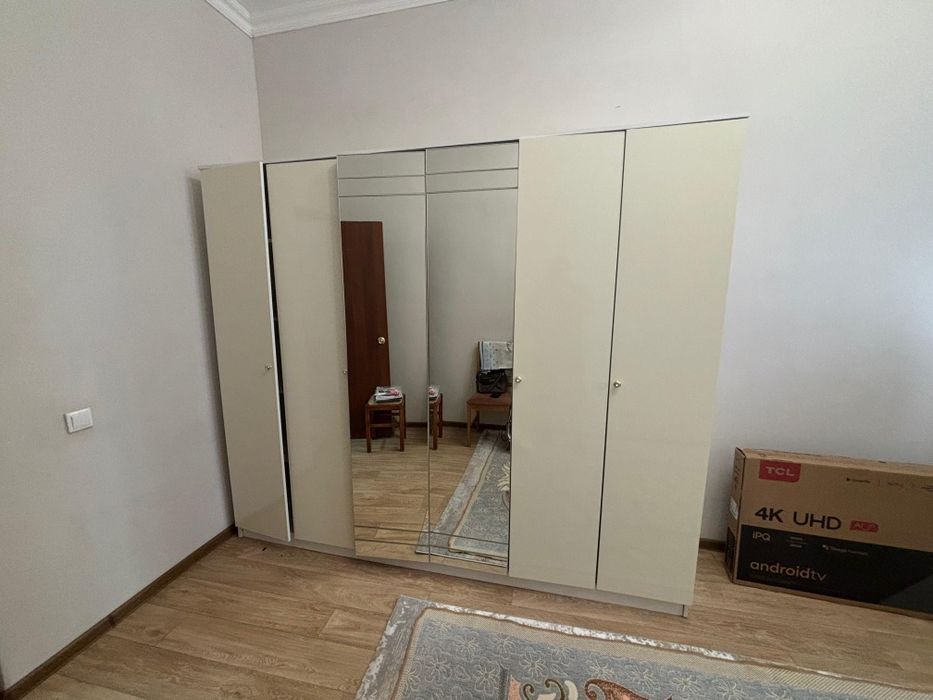 Продам 6-дверный белый шкаф