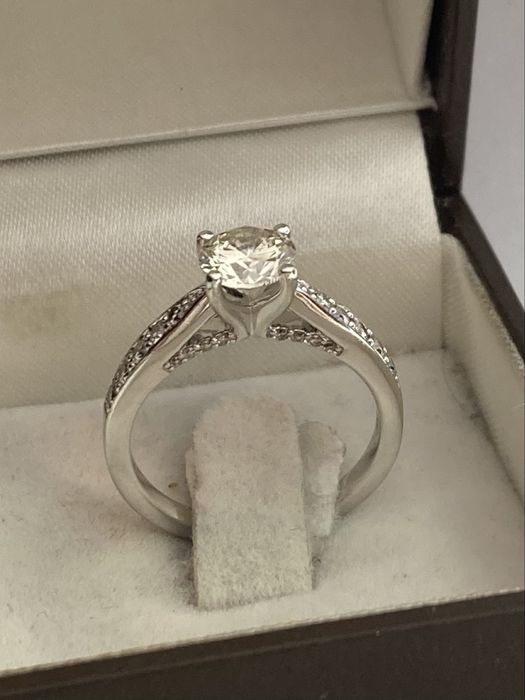 Inel aur alb cu diamant central 0.95ct